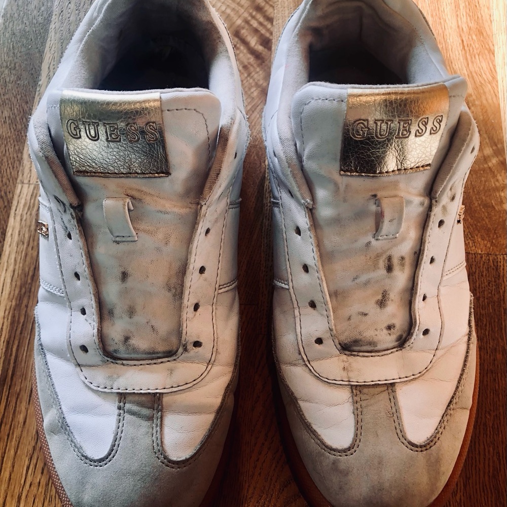 GUESS Men’s White and Gold Accent Leather Sneakers